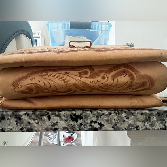 Elegant Tan Leather Shoulder Bag - Picture 5 of 6